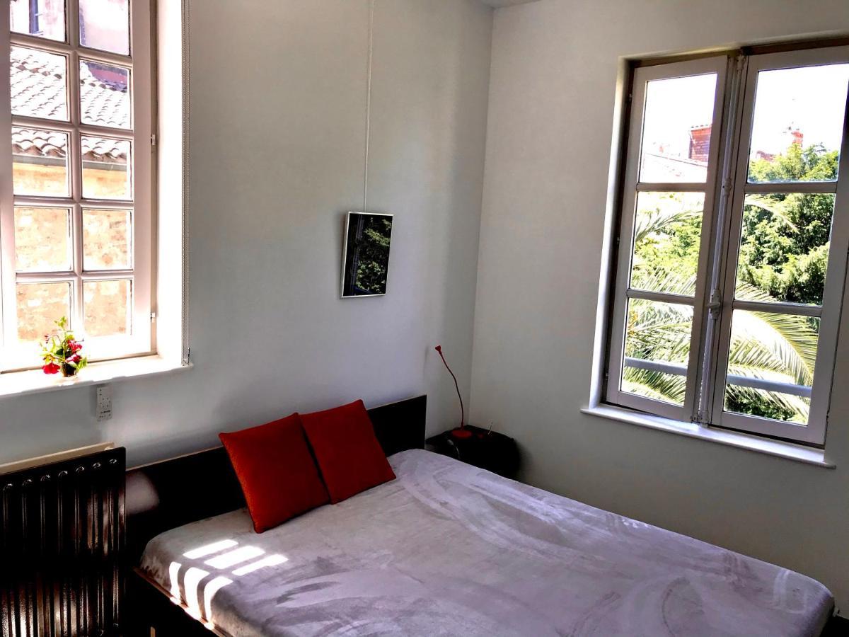 Appartement A La Roquette, Dans L'Hotel De Divonne, Classe. Arles Exterior foto