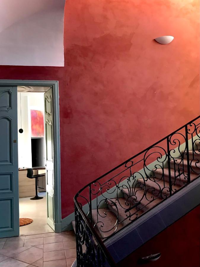 Appartement A La Roquette, Dans L'Hotel De Divonne, Classe. Arles Exterior foto